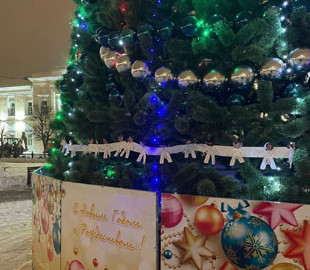 На новорічну ялинку у центрі Твері повісили гірлянду з «ворогами росії» (ФОТО)