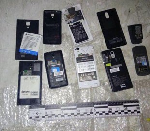 Одразу п'ять мобільних телефонів намагалися "передати" мешканцям хмельницького СІЗО