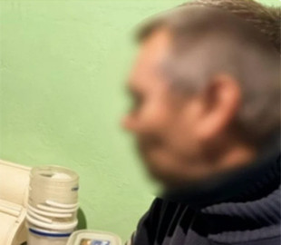 На Буковині педофіл змушував дівчаток віком 8-10 років знімати порно