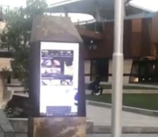 Прохожих атаковали порно с экрана на площади