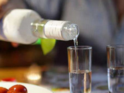 В Одессе горе-мать поила маленького сына водкой и снимала все на видео