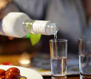 В Одессе горе-мать поила маленького сына водкой и снимала все на видео