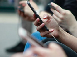 Исследование показало связь между плохим сном и зависимостью от смартфонов