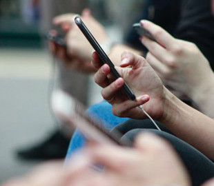 Исследование показало связь между плохим сном и зависимостью от смартфонов