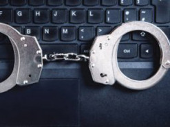 Семейная пара транслировала издевательства над женщиной онлайн