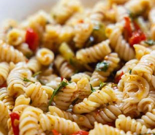 Бюджетна страва у часи війни: рецепт макаронів з консервам