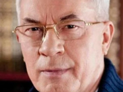 Азаров пожаловался, что его удалили с Facebook и YouTube