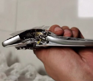 Китайський конкурент iPhone 15 Pro зупинив кулю від стрілецької зброї