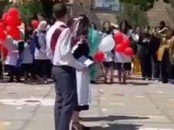 "Путін - чорт! Ні - війні!": на останньому дзвонику в Дагестані випускниця шокувала присутніх своєю заявою