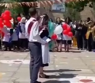 "Путін - чорт! Ні - війні!": на останньому дзвонику в Дагестані випускниця шокувала присутніх своєю заявою