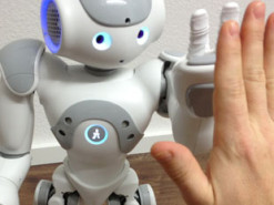 Выражающий эмоции робот помог людям наладить взаимодействие друг с другом