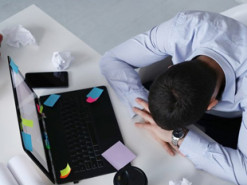 Воровство и молитвы: пользователи сети рассказали курьезные истории про увольнения с работы