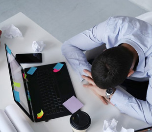 Воровство и молитвы: пользователи сети рассказали курьезные истории про увольнения с работы