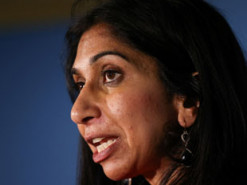 Глава МВС Британії потрапила у скандал, назвавши мігрантів "вторгненням"