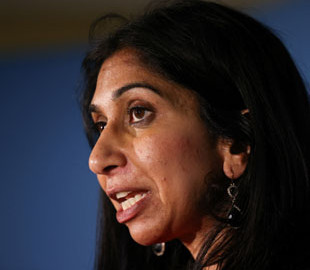 Глава МВС Британії потрапила у скандал, назвавши мігрантів "вторгненням"