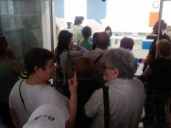 Офис «Укртелекома» в Херсоне осаждают толпы херсонцев, которым на выходных отключили Интернет