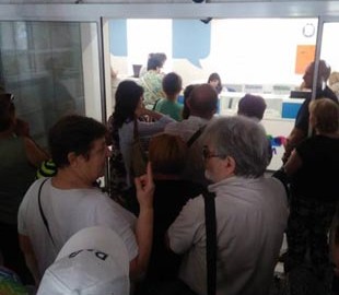 Офис «Укртелекома» в Херсоне осаждают толпы херсонцев, которым на выходных отключили Интернет