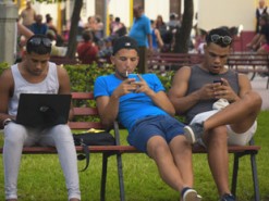 Кубинцам разрешили свободно пользоваться интернетом 