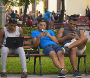 Кубинцам разрешили свободно пользоваться интернетом 