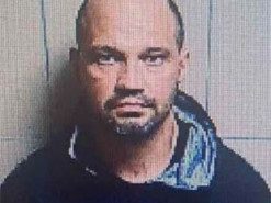 Врач находил девушек в сети, а потом шантажировал и калечил