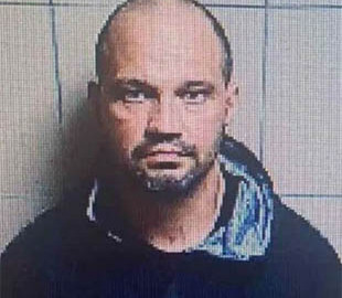 Врач находил девушек в сети, а потом шантажировал и калечил