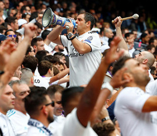 За миллионами футбольных болельщиков следили через телефоны