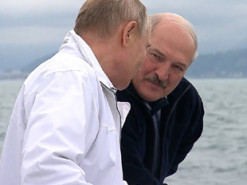 Лукашенко зробив Путіну несподіваний подарунок на 70-річчя