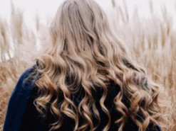 Девушка в TikTok показала, как завить волосы с помощью батареи