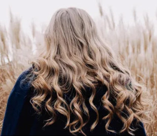 Девушка в TikTok показала, как завить волосы с помощью батареи