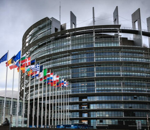 Европарламент обязал Apple и Google разрешать установку приложений из сторонних магазинов