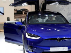 Tesla призналась, что не сможет запустить полный автопилот к концу года