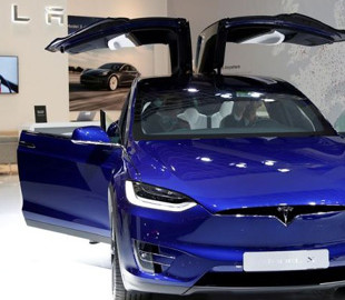 Tesla призналась, что не сможет запустить полный автопилот к концу года