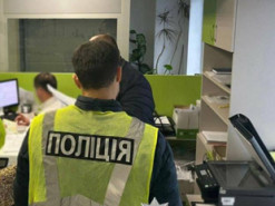 Викрито схему наживи на чергах у київських сервісних центрах