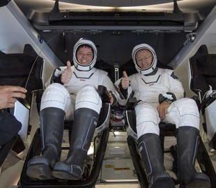 Экипаж Crew Dragon разыгрывал людей по телефону