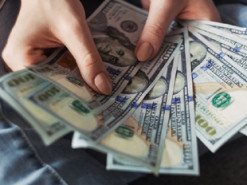 Выдавала себя за мужчину и завела виртуальный роман: женщина выманила у знакомой 300 тысяч гривен и дом через интернет