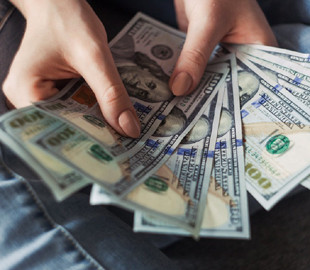 Выдавала себя за мужчину и завела виртуальный роман: женщина выманила у знакомой 300 тысяч гривен и дом через интернет