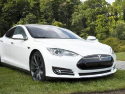 Tesla обвинили в тестировании небезопасного автопилота на водителях