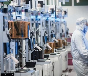 Эксперты считают, что производством продукции Intel должна заниматься самостоятельная компания