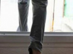 В Тернополе пенсионер пытался спуститься из окна по интернет-кабелю и погиб