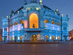 В конце 1920-х годов возле Национального театра оперы в Киеве был книжный базар. Архивное фото