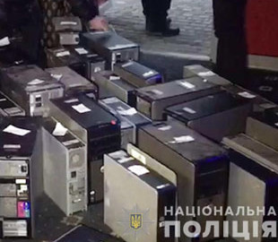 Охота на "Космолоты": полиция изъяла игровое оборудование на 51 миллион гривен