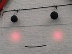 Люди по всем миру разглядели лица инопланетян у себя дома