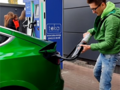 Сколько стоит зарядить электромобиль в Украине: Tesla против Nissan