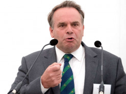 Британський депутат пішов у відставку, зізнавшись, що двічі дивився порно в парламенті