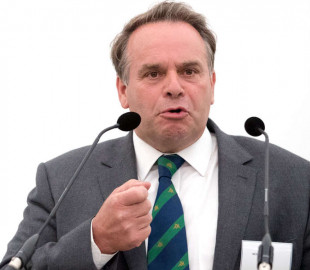 Британський депутат пішов у відставку, зізнавшись, що двічі дивився порно в парламенті