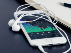 Що можна підключити до Android-смартфону через гніздо зарядки і роз’єм для навушників