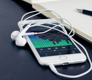 Що можна підключити до Android-смартфону через гніздо зарядки і роз’єм для навушників