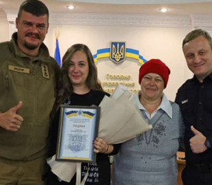 Український блокбастер: у Бердичеві мама з донькою зловили у своїй квартирі грабіжника