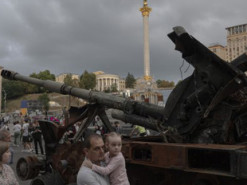 Обережно з бажаннями: Подоляк прокоментував виставку російської техніки на Хрещатику