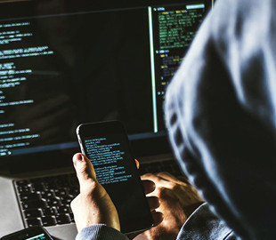 Хакеры научились удаленно стирать все данные на смартфоне